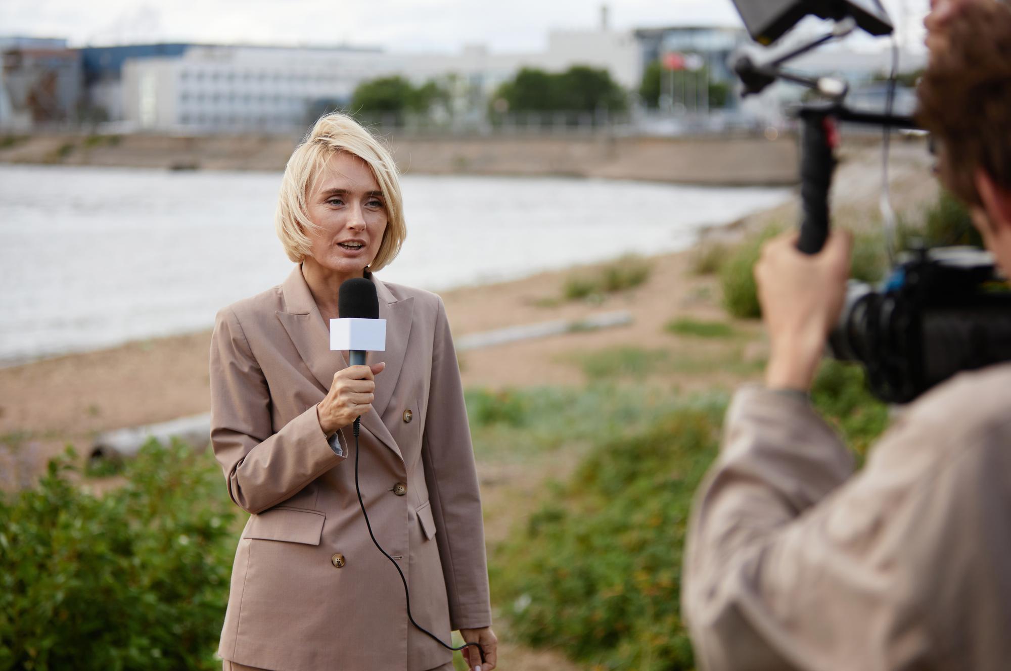 Rozmowa w terenie, reporter z dyktafonem